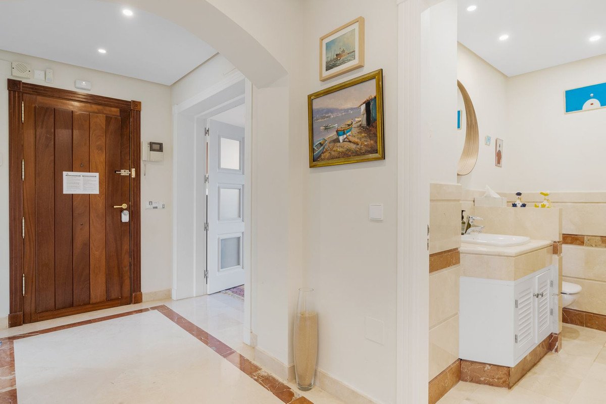 3 Bed Middle Floor Apartment in Bahía de Marbella