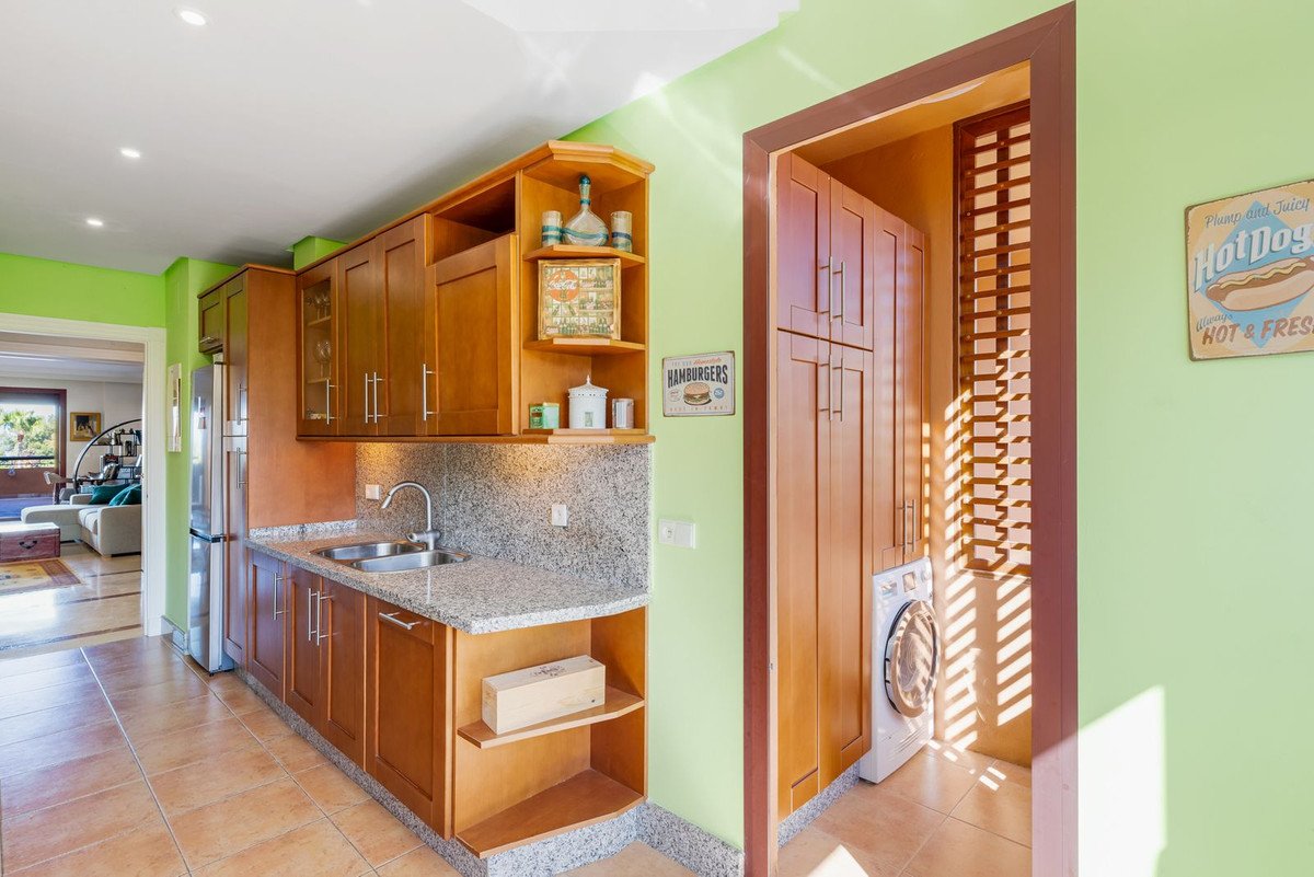 3 Bed Middle Floor Apartment in Bahía de Marbella