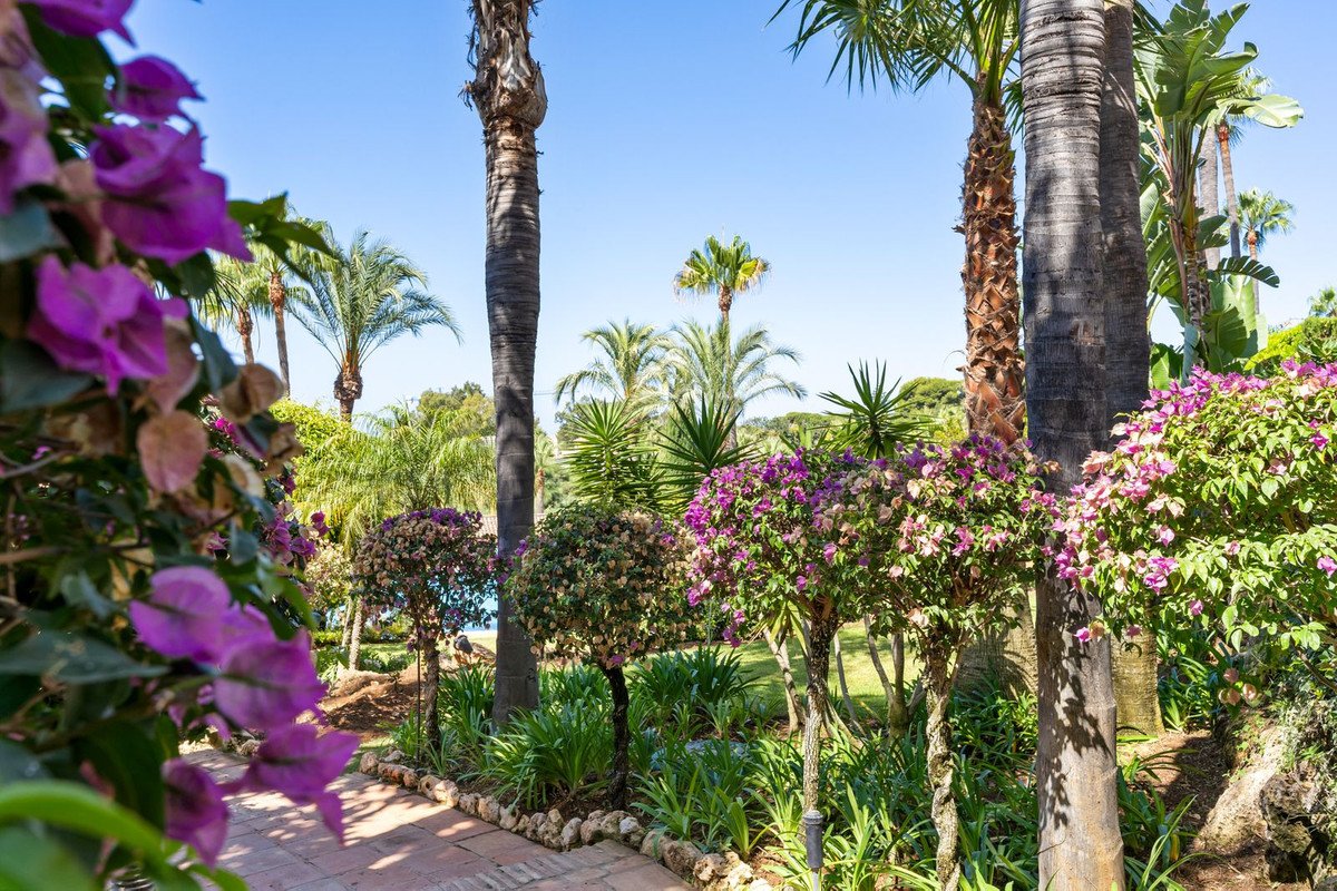 3 Bed Middle Floor Apartment in Bahía de Marbella