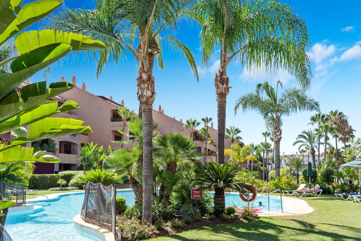 3 Bed Middle Floor Apartment in Bahía de Marbella