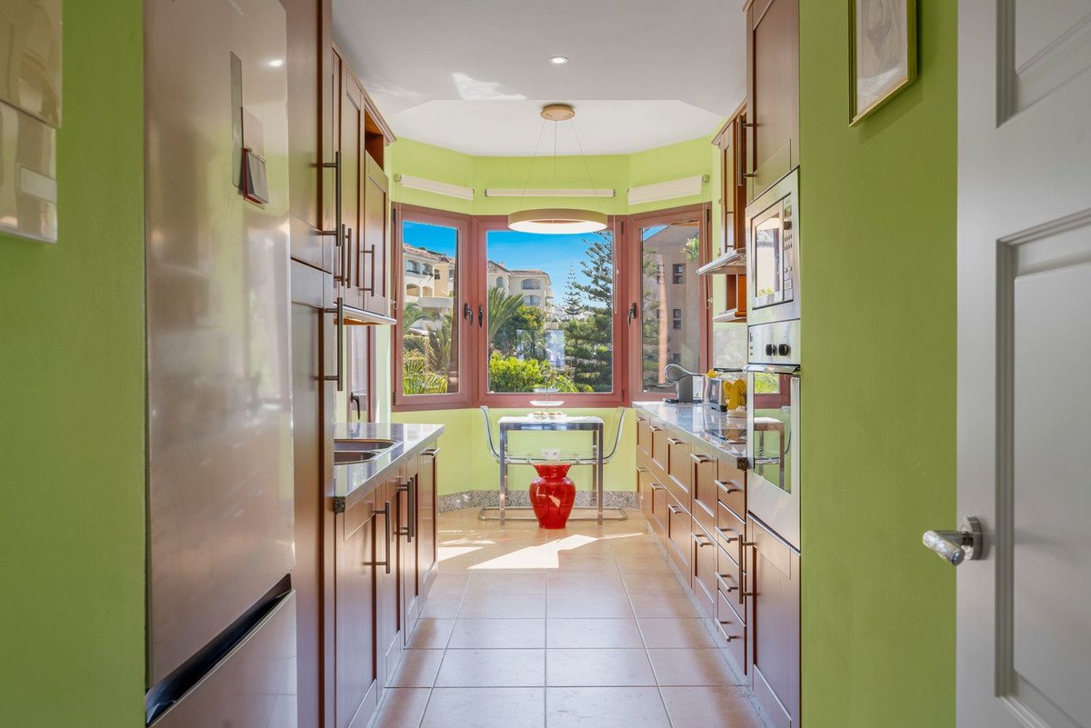 3 Bed Middle Floor Apartment in Bahía de Marbella