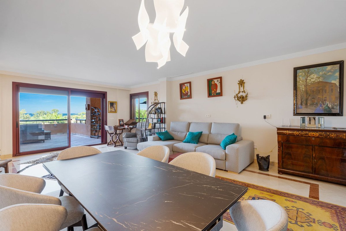 3 Bed Middle Floor Apartment in Bahía de Marbella