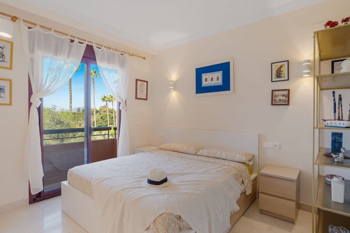 3 Bed Middle Floor Apartment in Bahía de Marbella