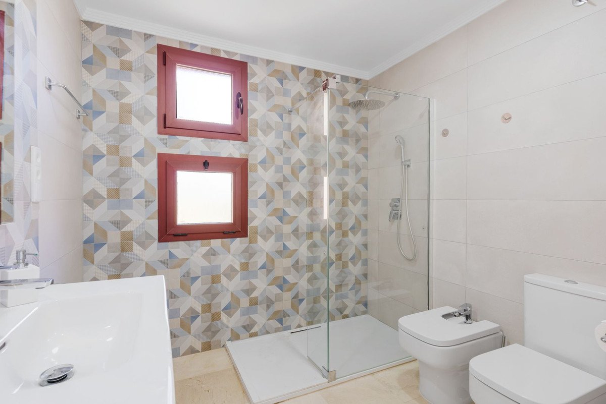 3 Bed Middle Floor Apartment in Bahía de Marbella