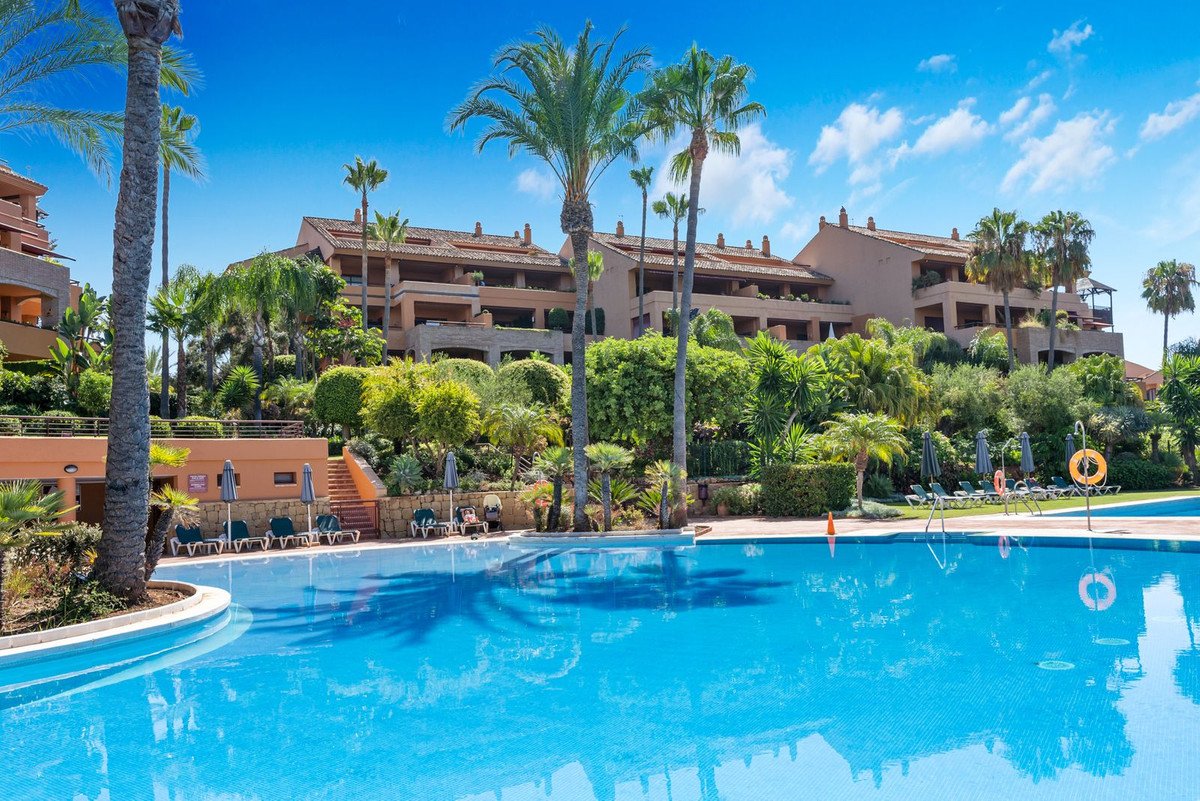 3 Bed Middle Floor Apartment in Bahía de Marbella