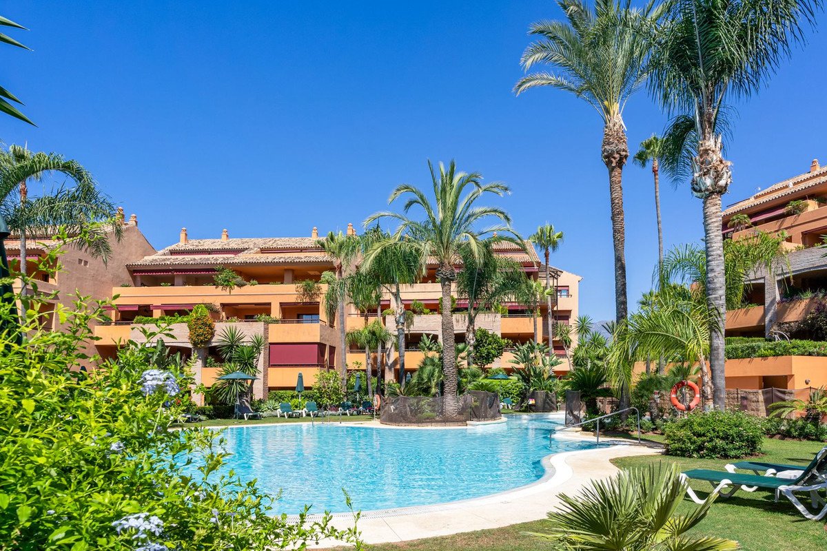 3 Bed Middle Floor Apartment in Bahía de Marbella