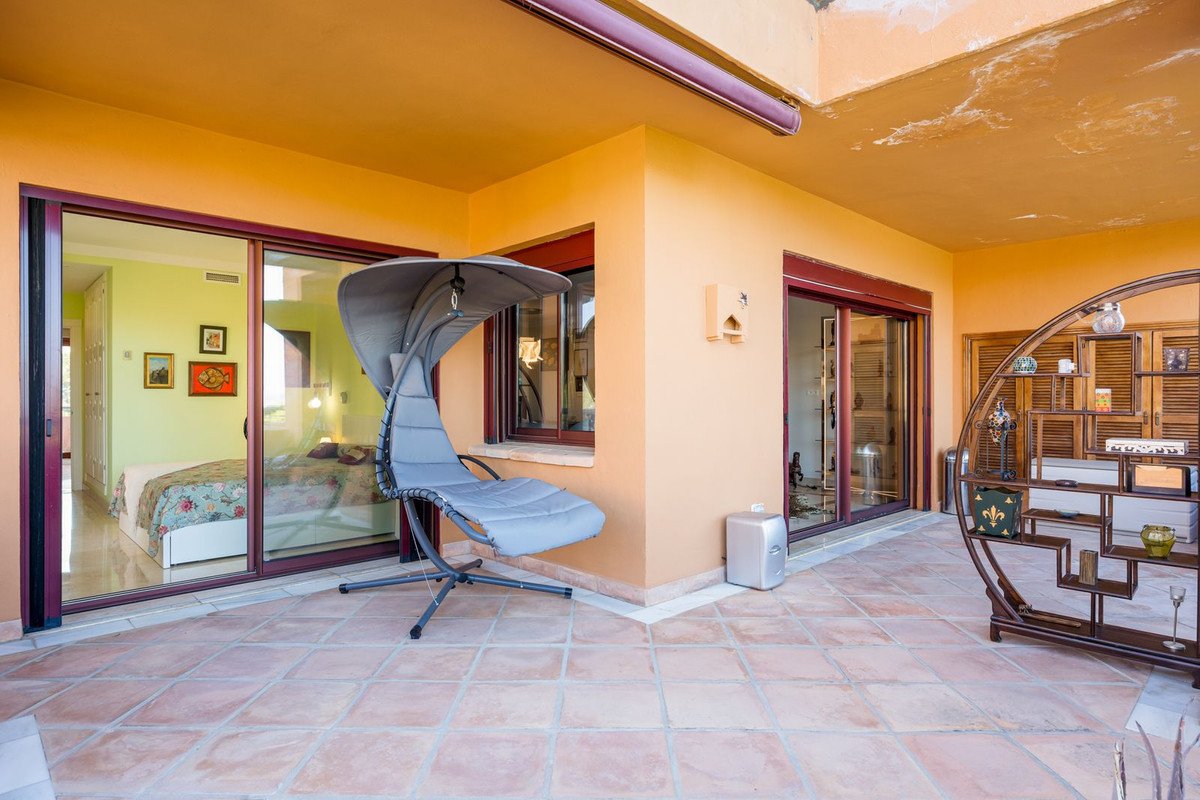 3 Bed Middle Floor Apartment in Bahía de Marbella