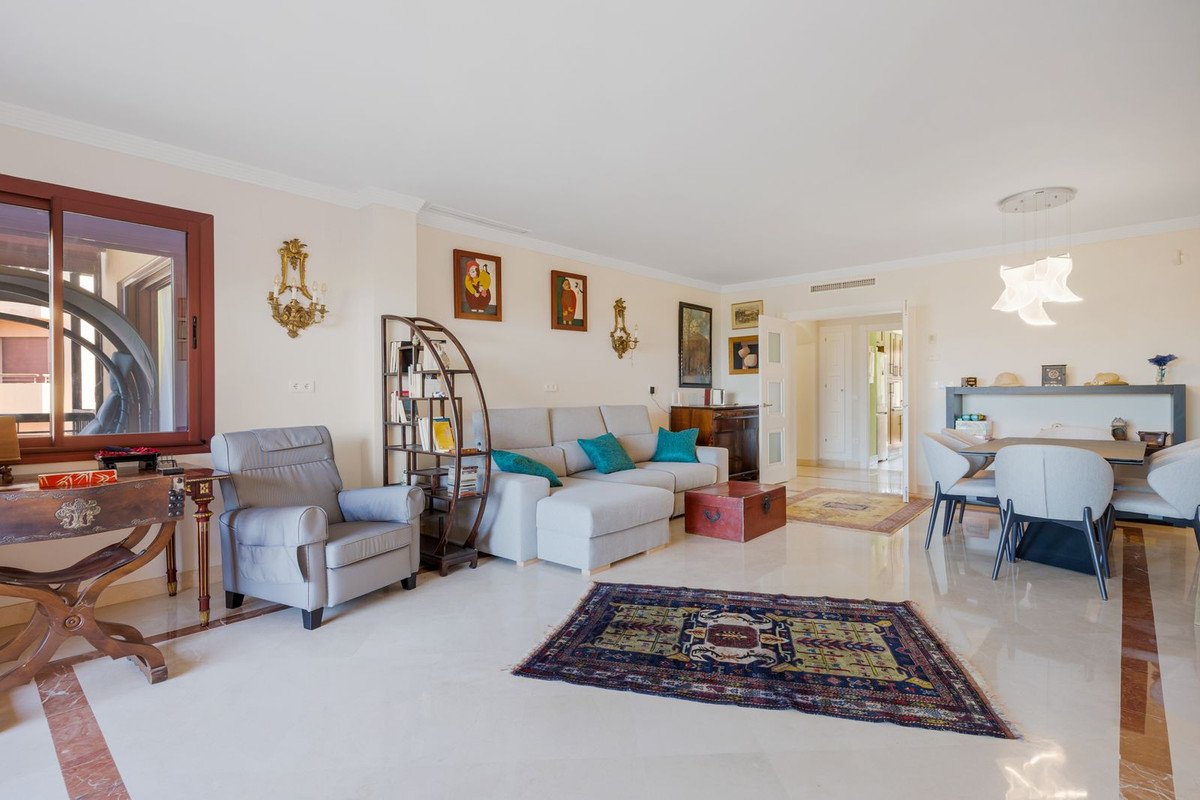 3 Bed Middle Floor Apartment in Bahía de Marbella