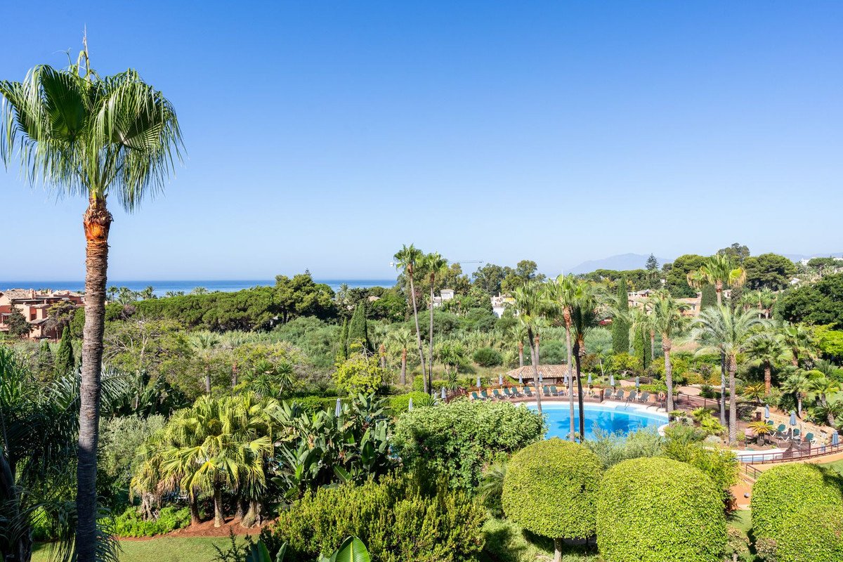 3 Bed Middle Floor Apartment in Bahía de Marbella