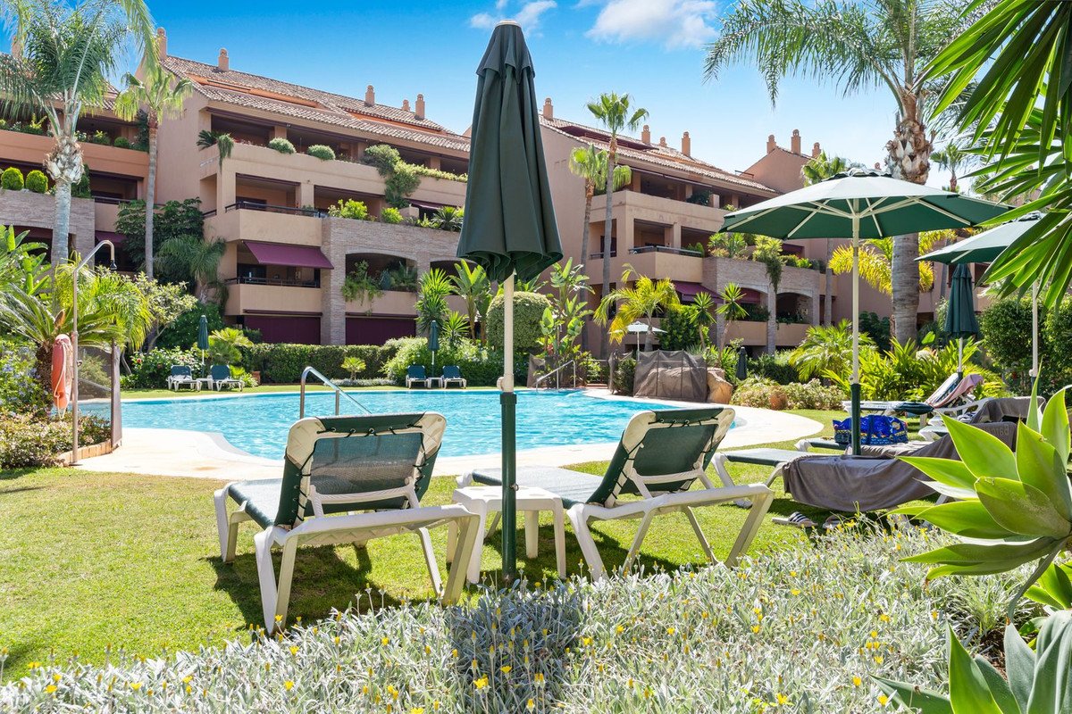 3 Bed Middle Floor Apartment in Bahía de Marbella