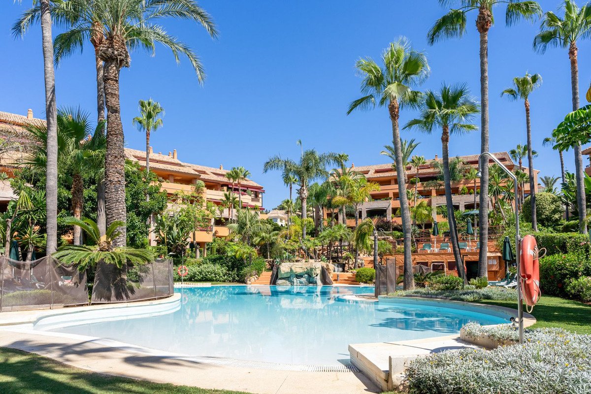 3 Bed Middle Floor Apartment in Bahía de Marbella