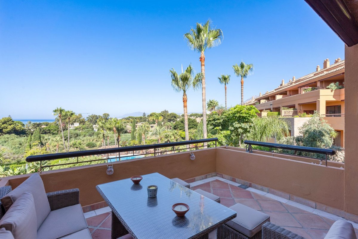 3 Bed Middle Floor Apartment in Bahía de Marbella