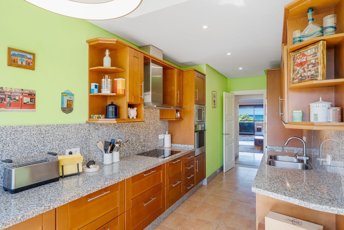 3 Bed Middle Floor Apartment in Bahía de Marbella