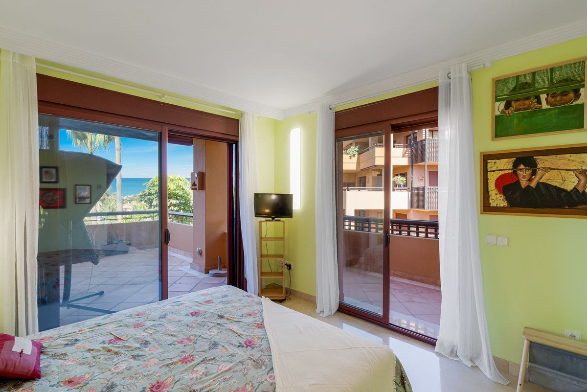 3 Bed Middle Floor Apartment in Bahía de Marbella