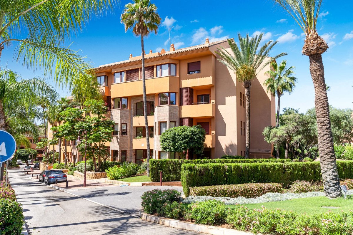 3 Bed Middle Floor Apartment in Bahía de Marbella