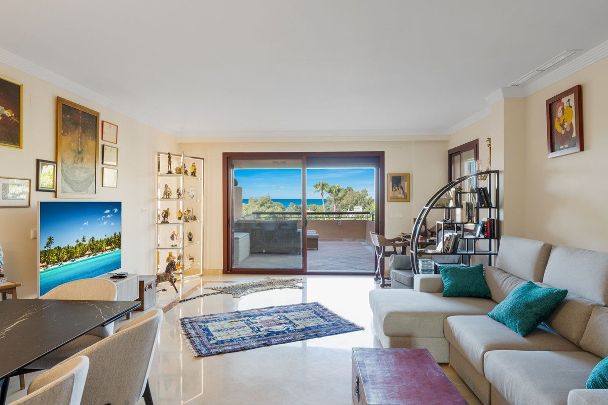 3 Bed Middle Floor Apartment in Bahía de Marbella