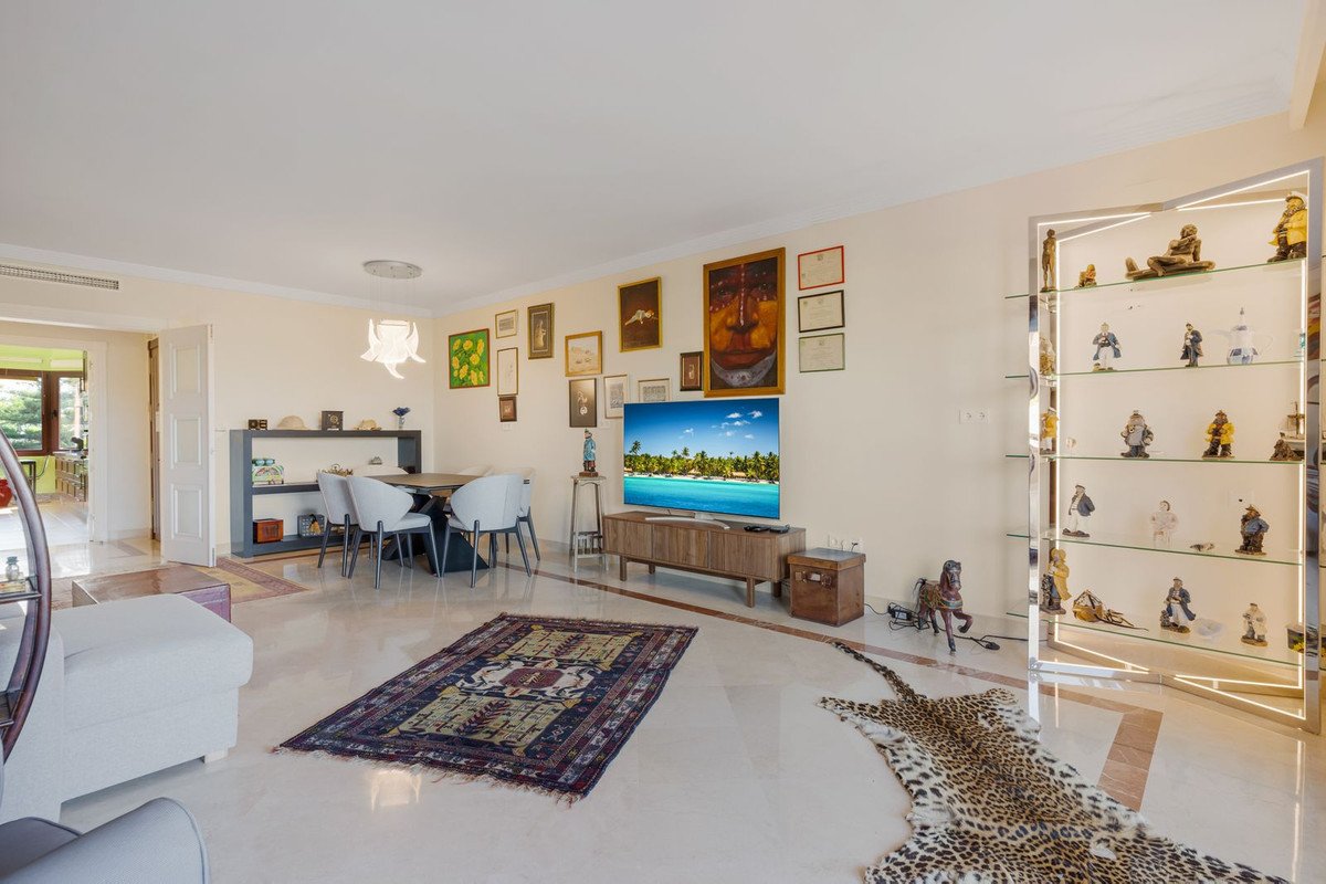 3 Bed Middle Floor Apartment in Bahía de Marbella