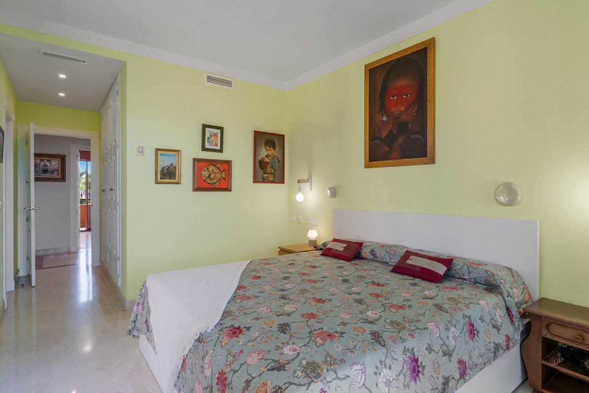 3 Bed Middle Floor Apartment in Bahía de Marbella