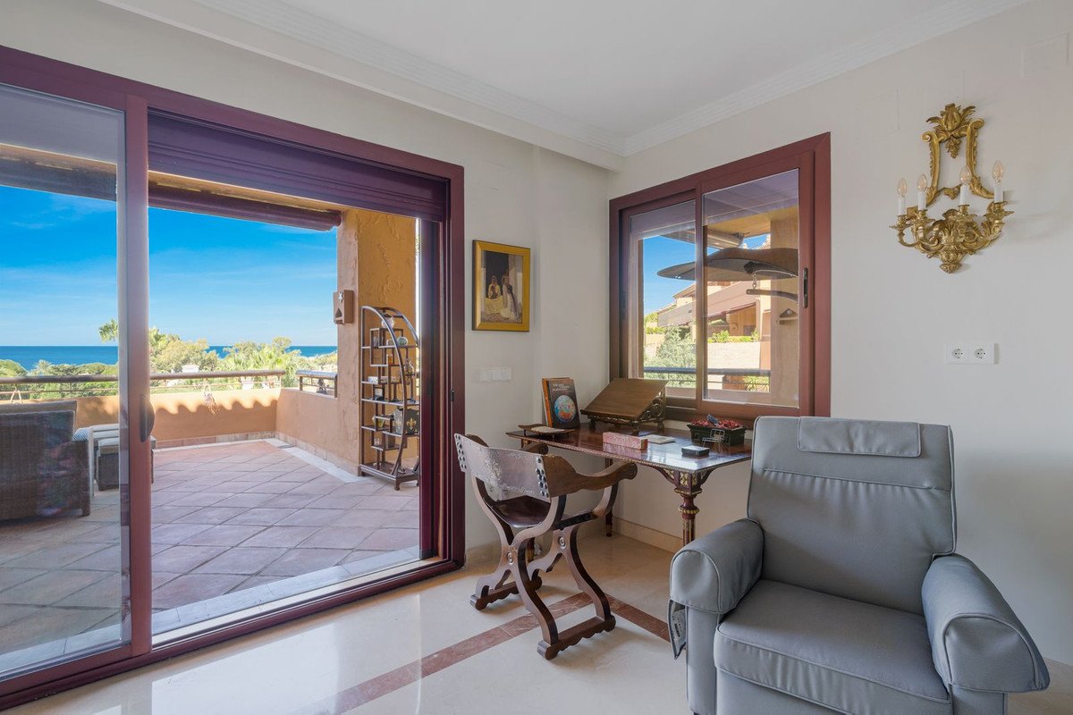 3 Bed Middle Floor Apartment in Bahía de Marbella