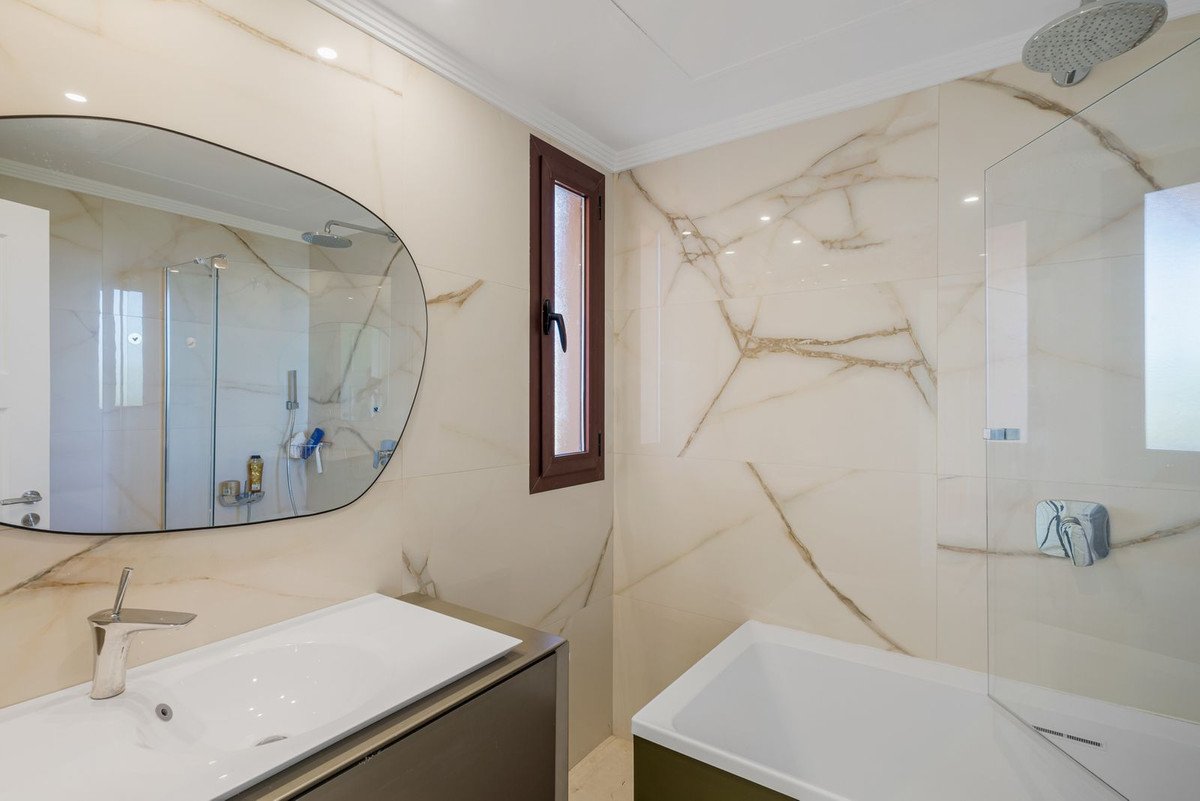 3 Bed Middle Floor Apartment in Bahía de Marbella