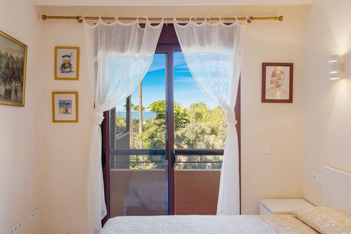 3 Bed Middle Floor Apartment in Bahía de Marbella