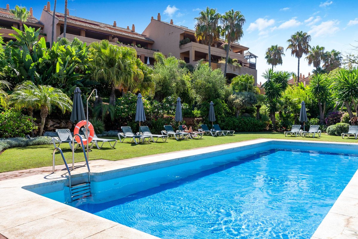 3 Bed Middle Floor Apartment in Bahía de Marbella