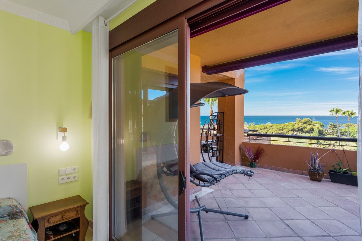 3 Bed Middle Floor Apartment in Bahía de Marbella