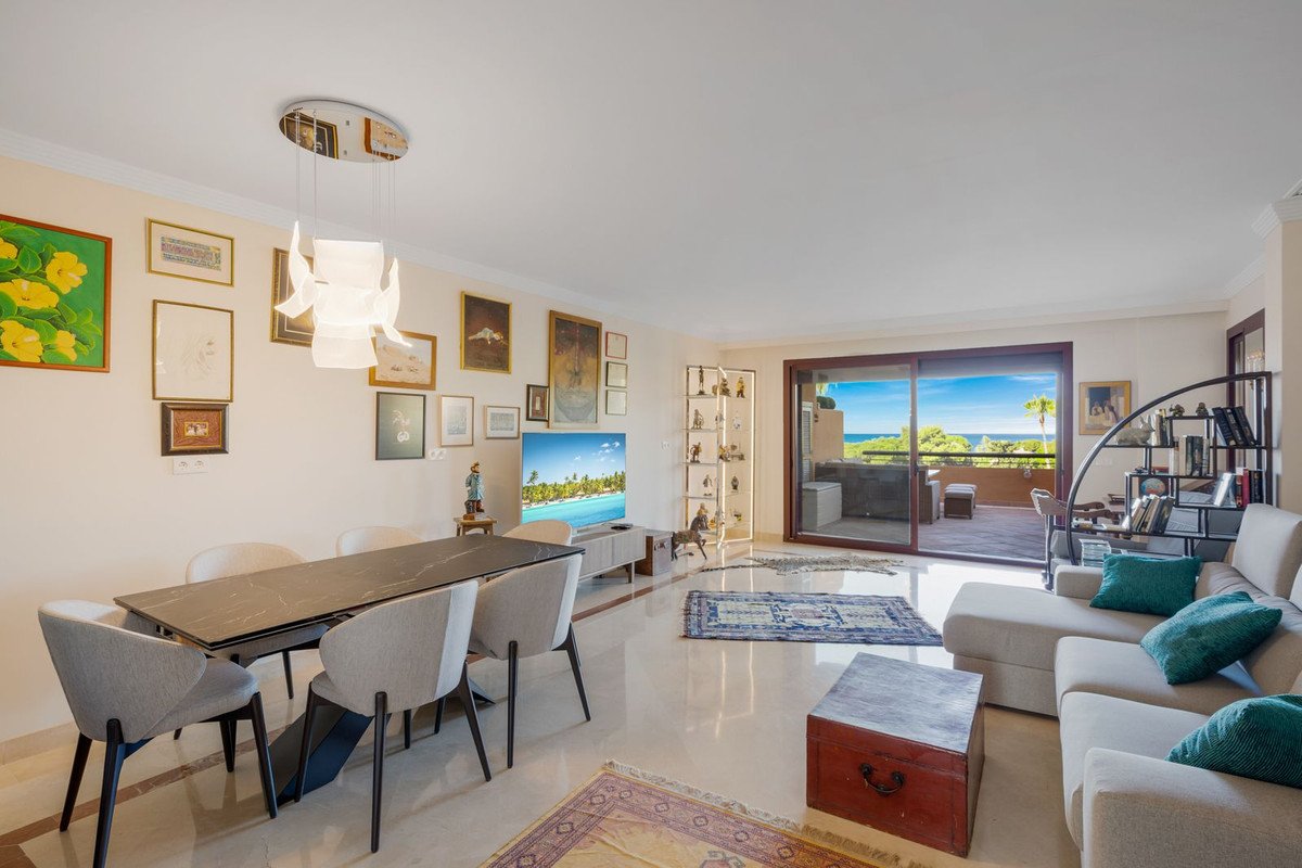 3 Bed Middle Floor Apartment in Bahía de Marbella