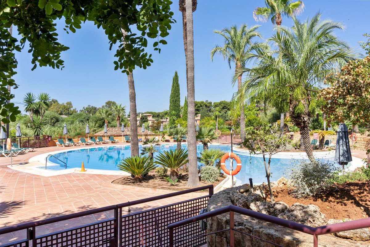 3 Bed Middle Floor Apartment in Bahía de Marbella