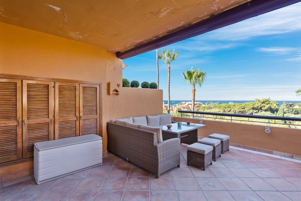 3 Bed Middle Floor Apartment in Bahía de Marbella