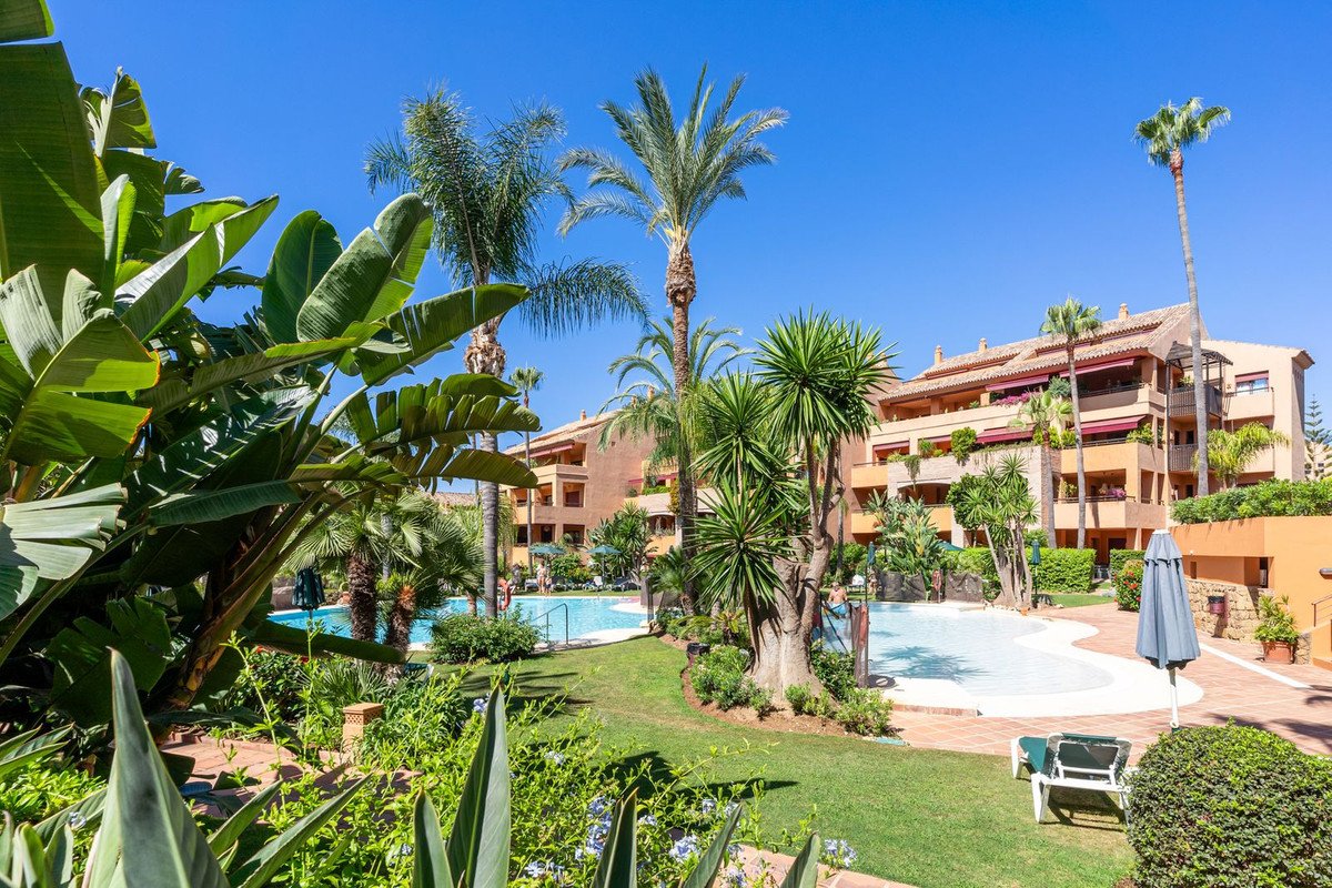 3 Bed Middle Floor Apartment in Bahía de Marbella