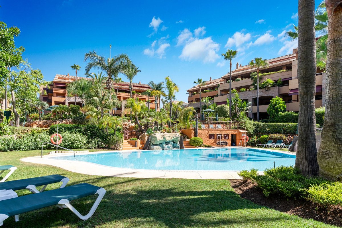 3 Bed Middle Floor Apartment in Bahía de Marbella