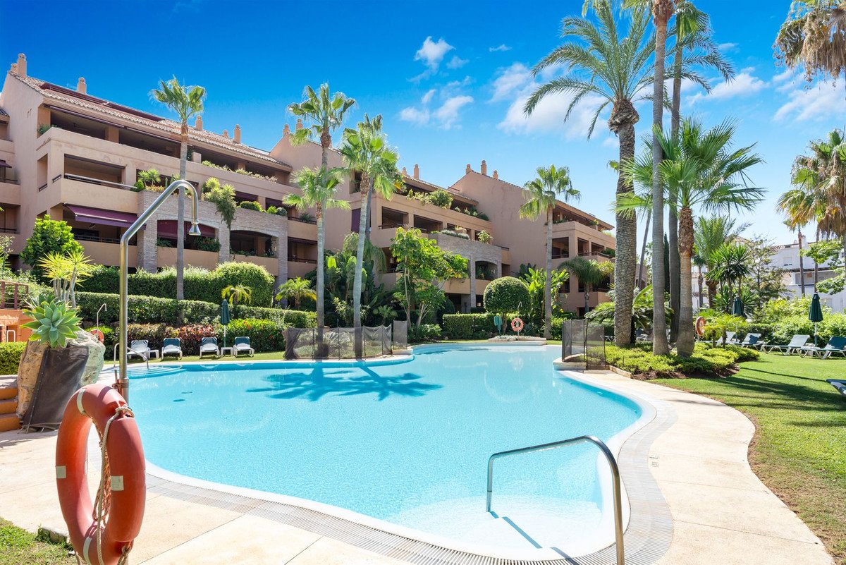 3 Bed Middle Floor Apartment in Bahía de Marbella