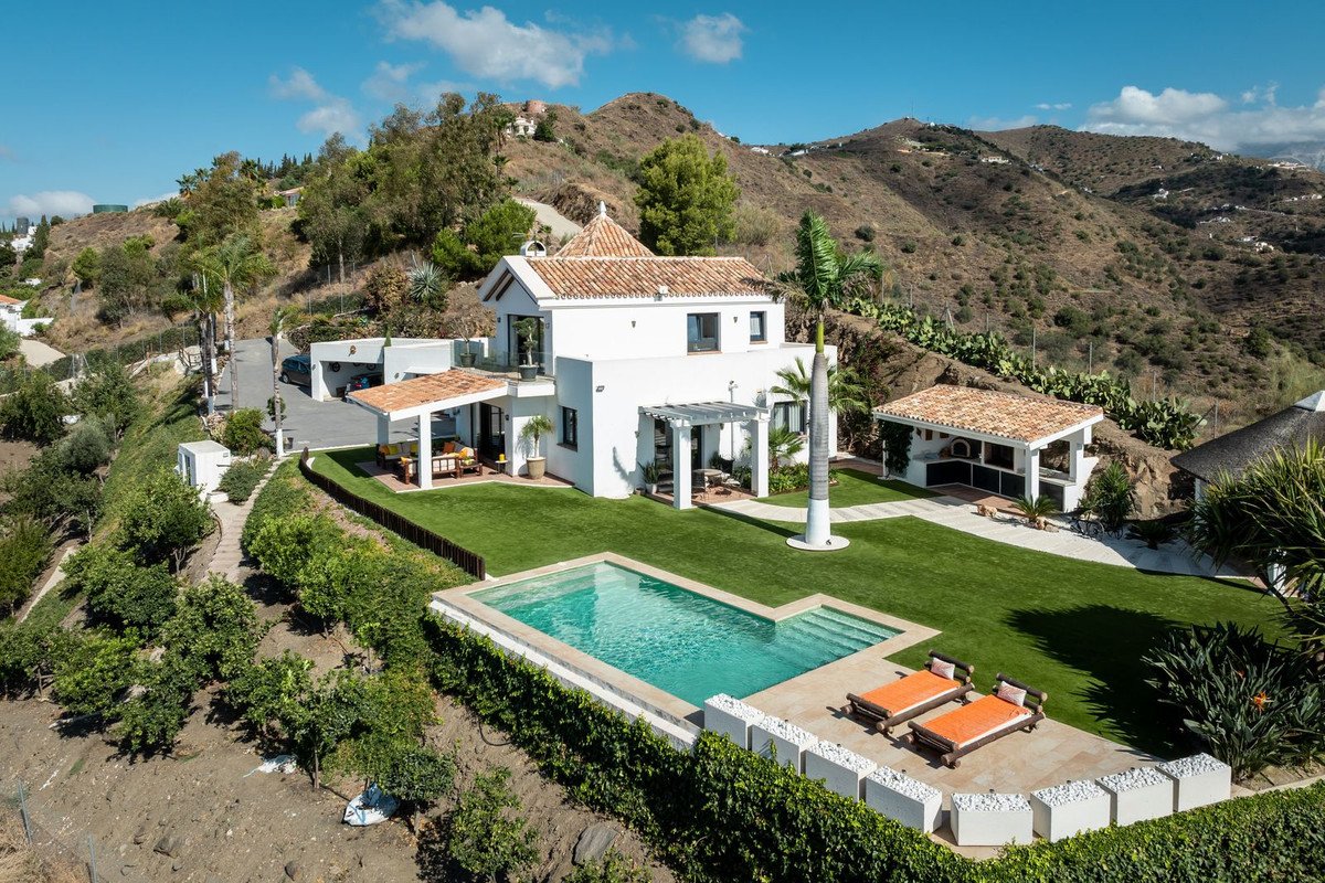 4 Bed Detached Villa in Arenas