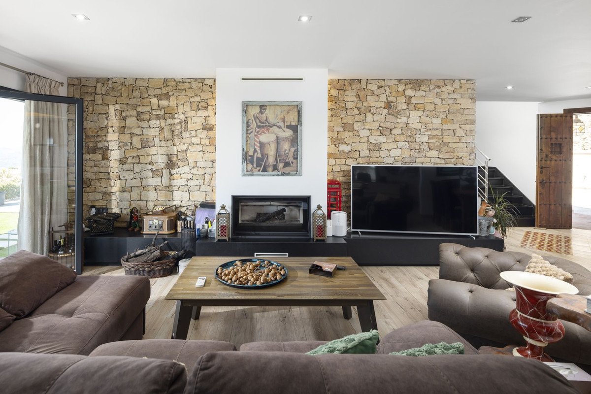 4 Bed Detached Villa in Arenas