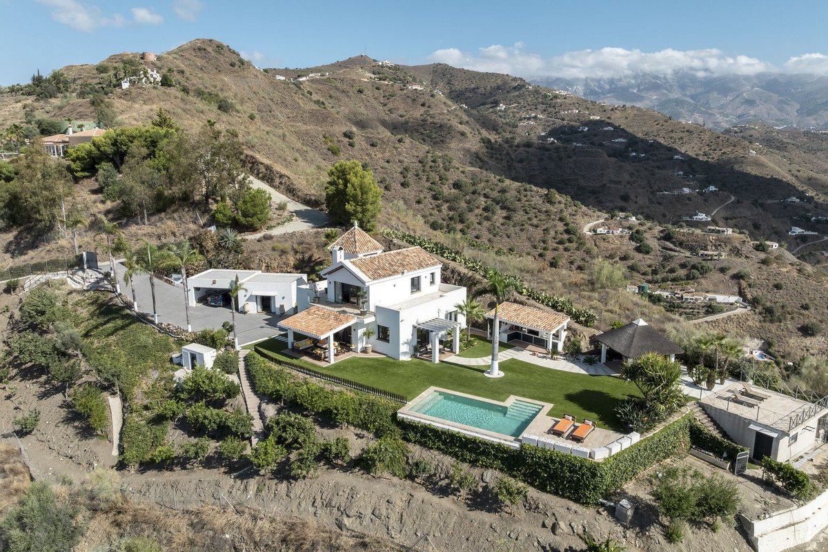 4 Bed Detached Villa in Arenas