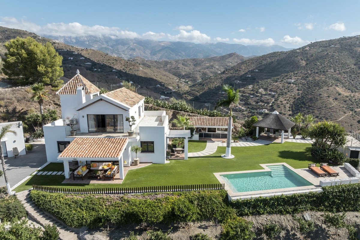 4 Bed Detached Villa in Arenas