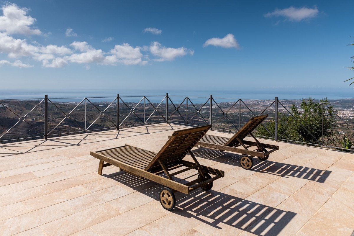 4 Bed Detached Villa in Arenas