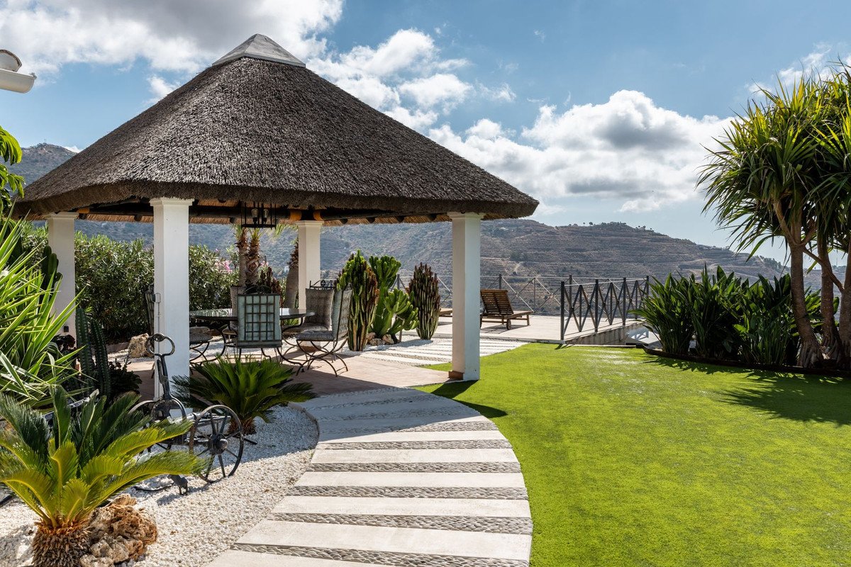 4 Bed Detached Villa in Arenas