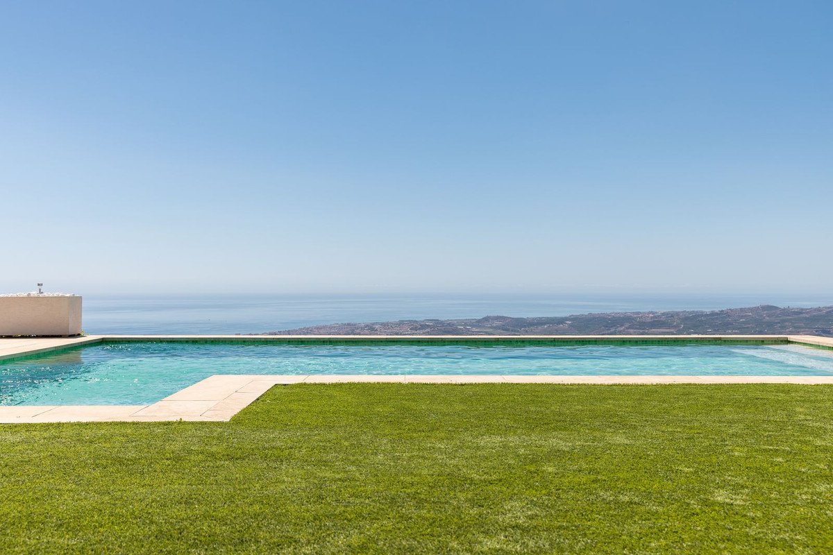 4 Bed Detached Villa in Arenas