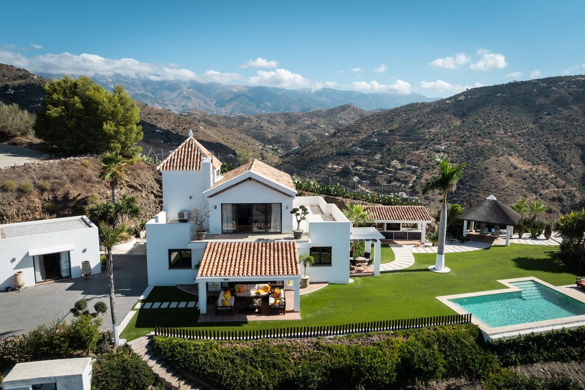4 Bed Detached Villa in Arenas