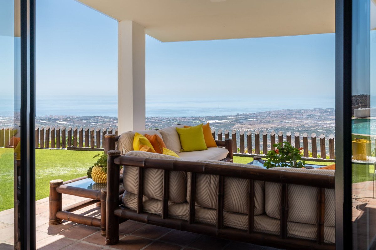 4 Bed Detached Villa in Arenas