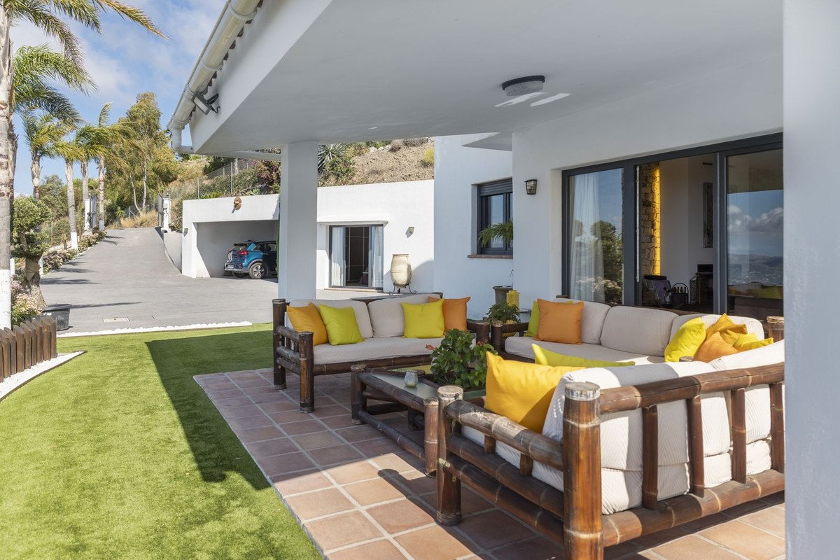 4 Bed Detached Villa in Arenas