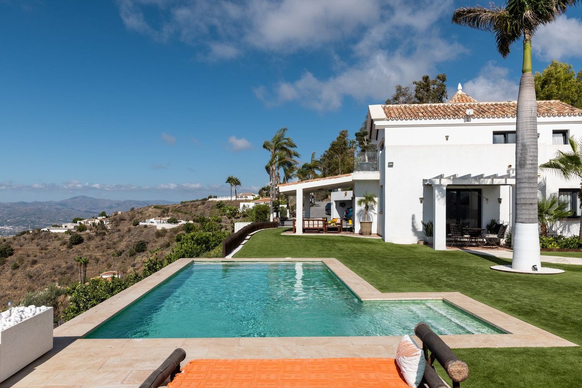 4 Bed Detached Villa in Arenas
