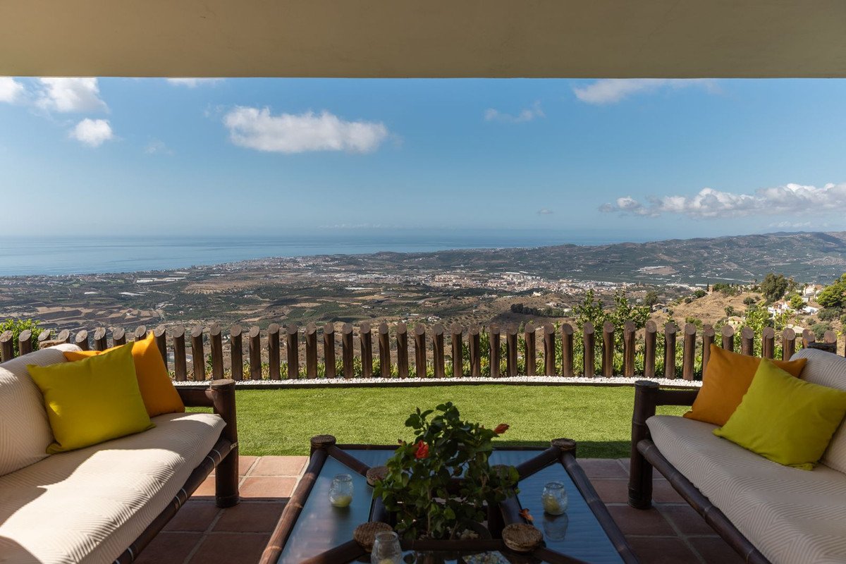 4 Bed Detached Villa in Arenas