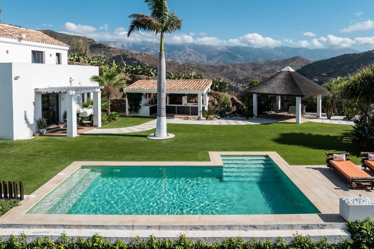 4 Bed Detached Villa in Arenas