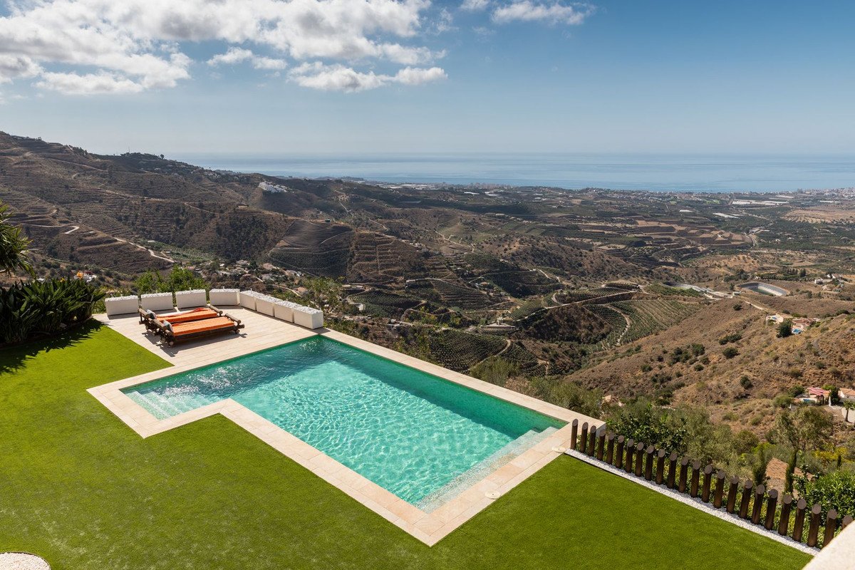 4 Bed Detached Villa in Arenas