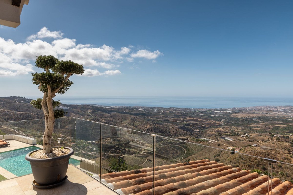 4 Bed Detached Villa in Arenas