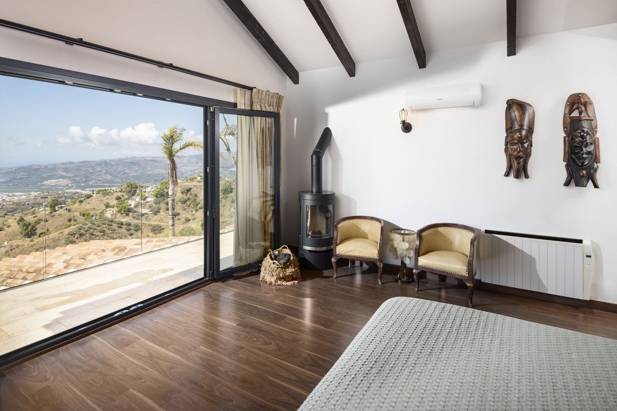 4 Bed Detached Villa in Arenas