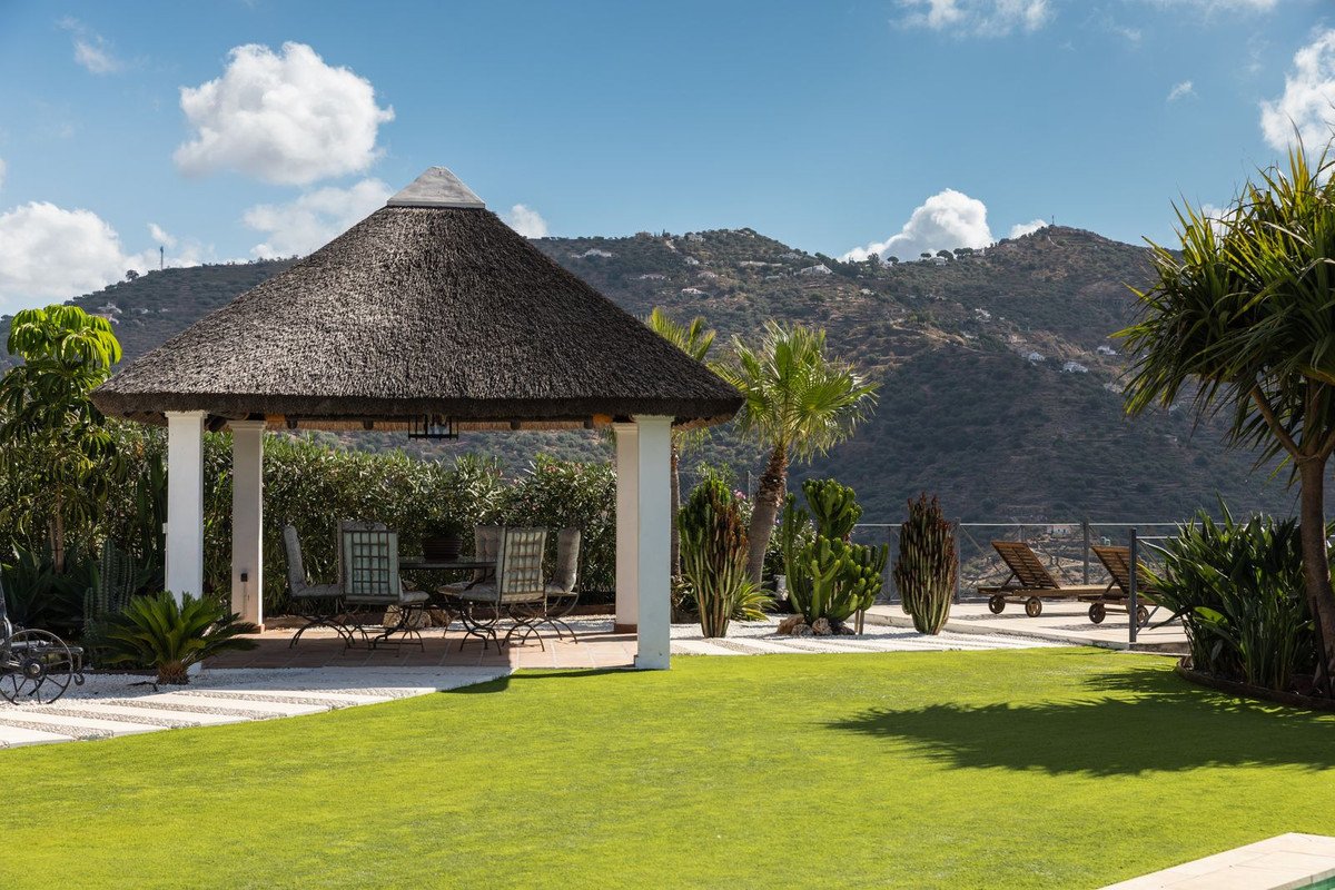 4 Bed Detached Villa in Arenas